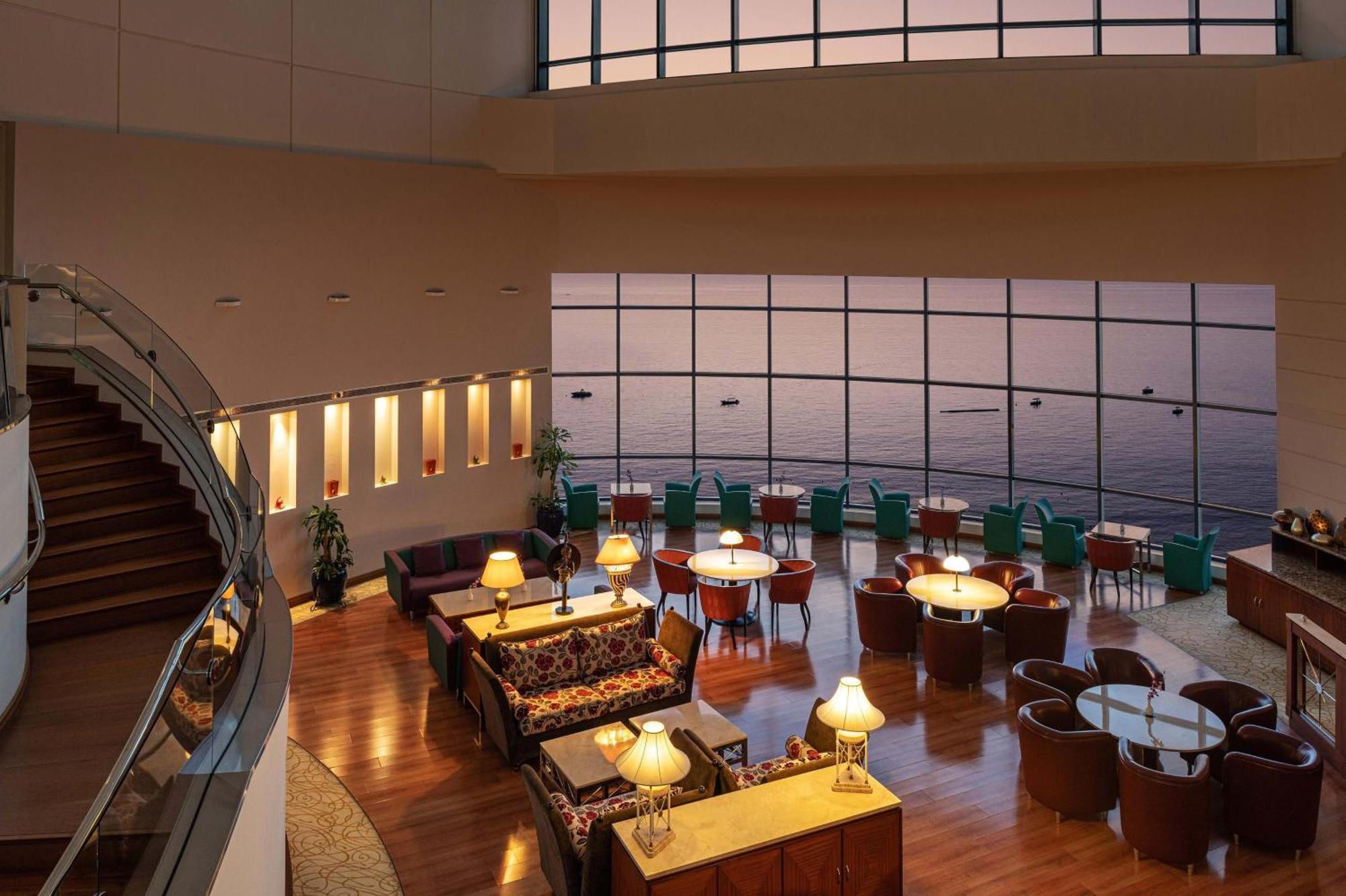 Le Meridien Al Aqah Beach Resort Eksteriør billede The lounge at the airport