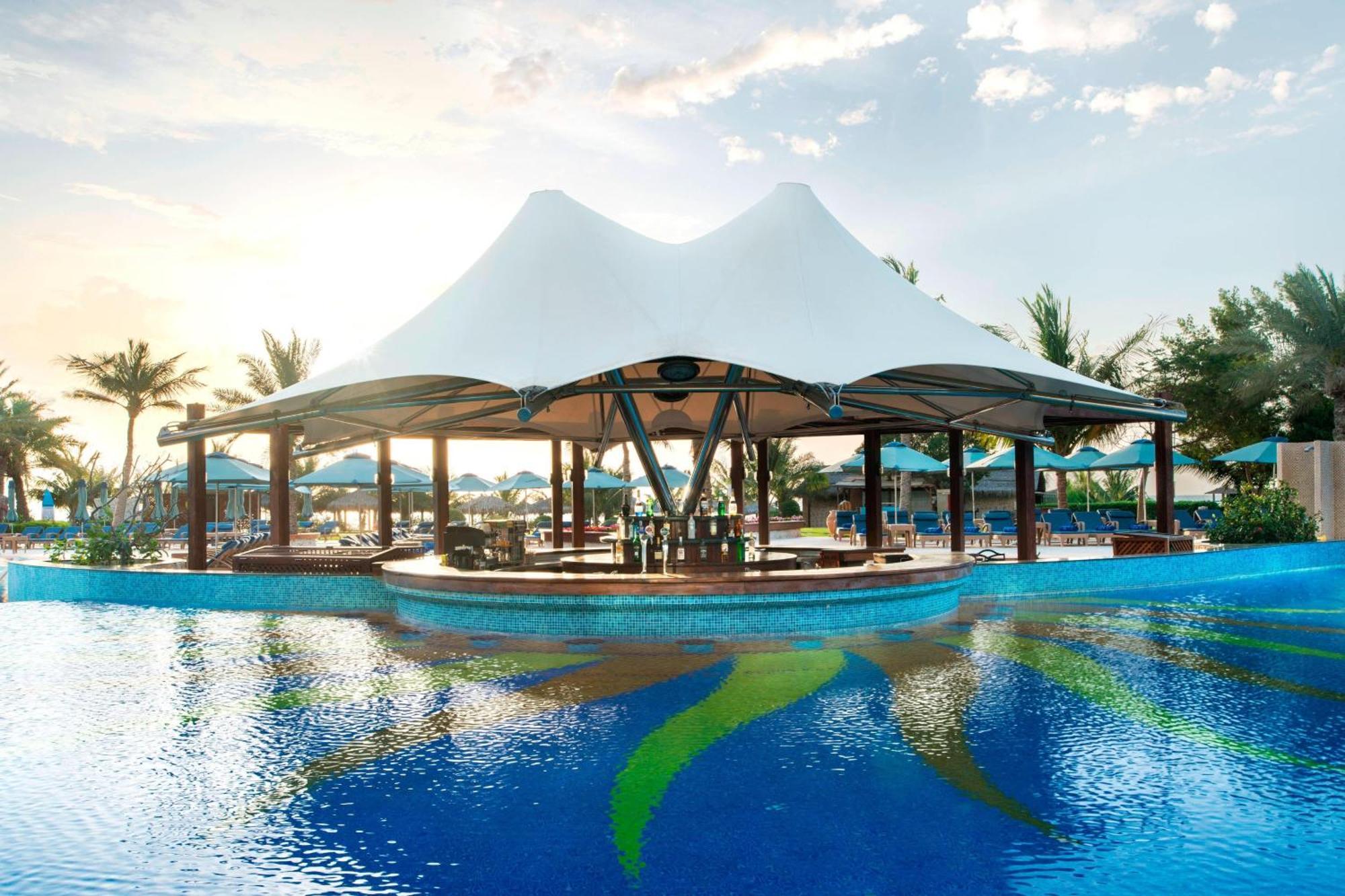 Le Meridien Al Aqah Beach Resort Eksteriør billede The resort's main pool