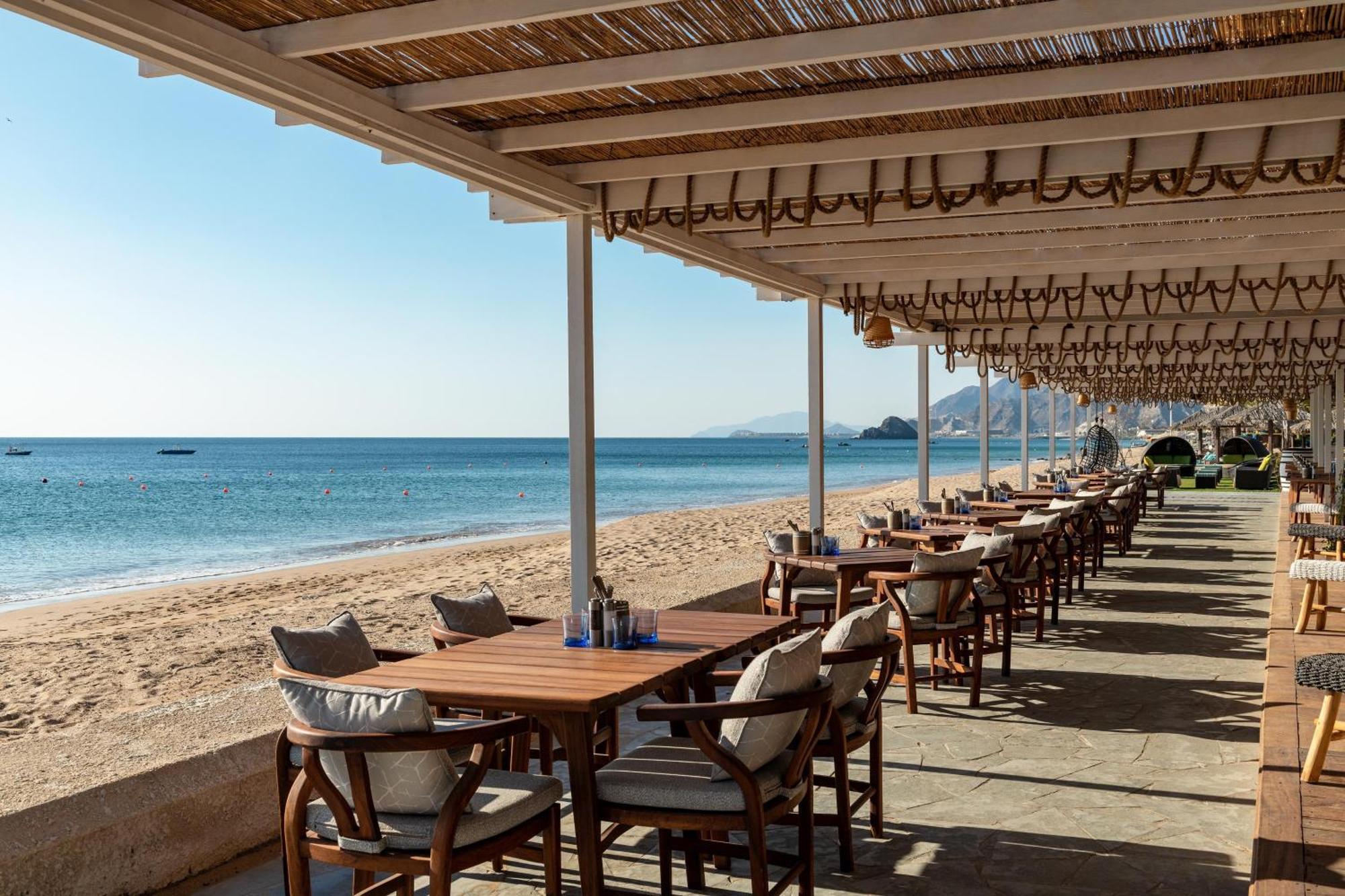 Le Meridien Al Aqah Beach Resort Eksteriør billede Beach restaurant in Crete, Greece
