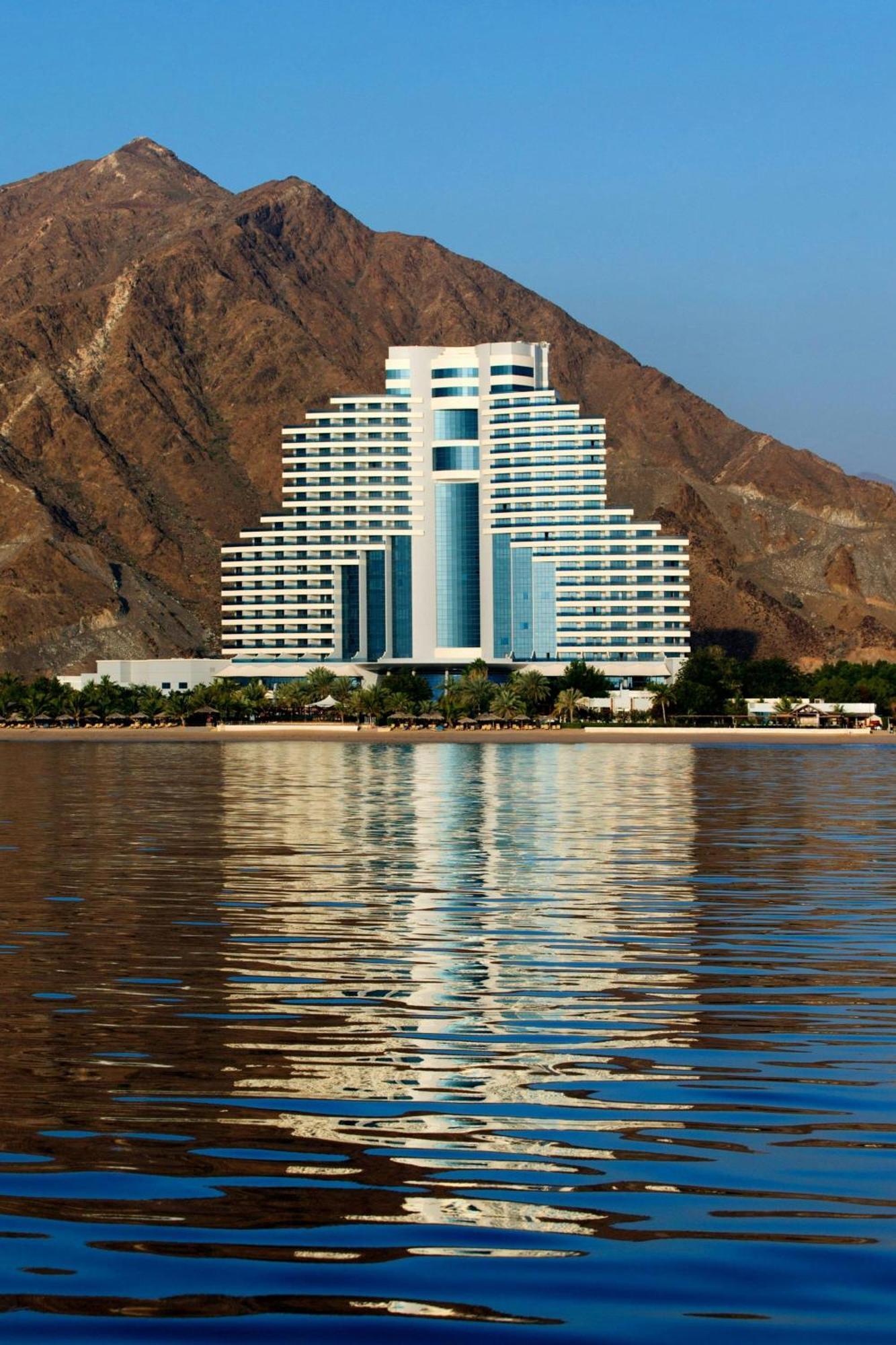 Le Meridien Al Aqah Beach Resort Eksteriør billede The Crowne Plaza Hotel in Salalah