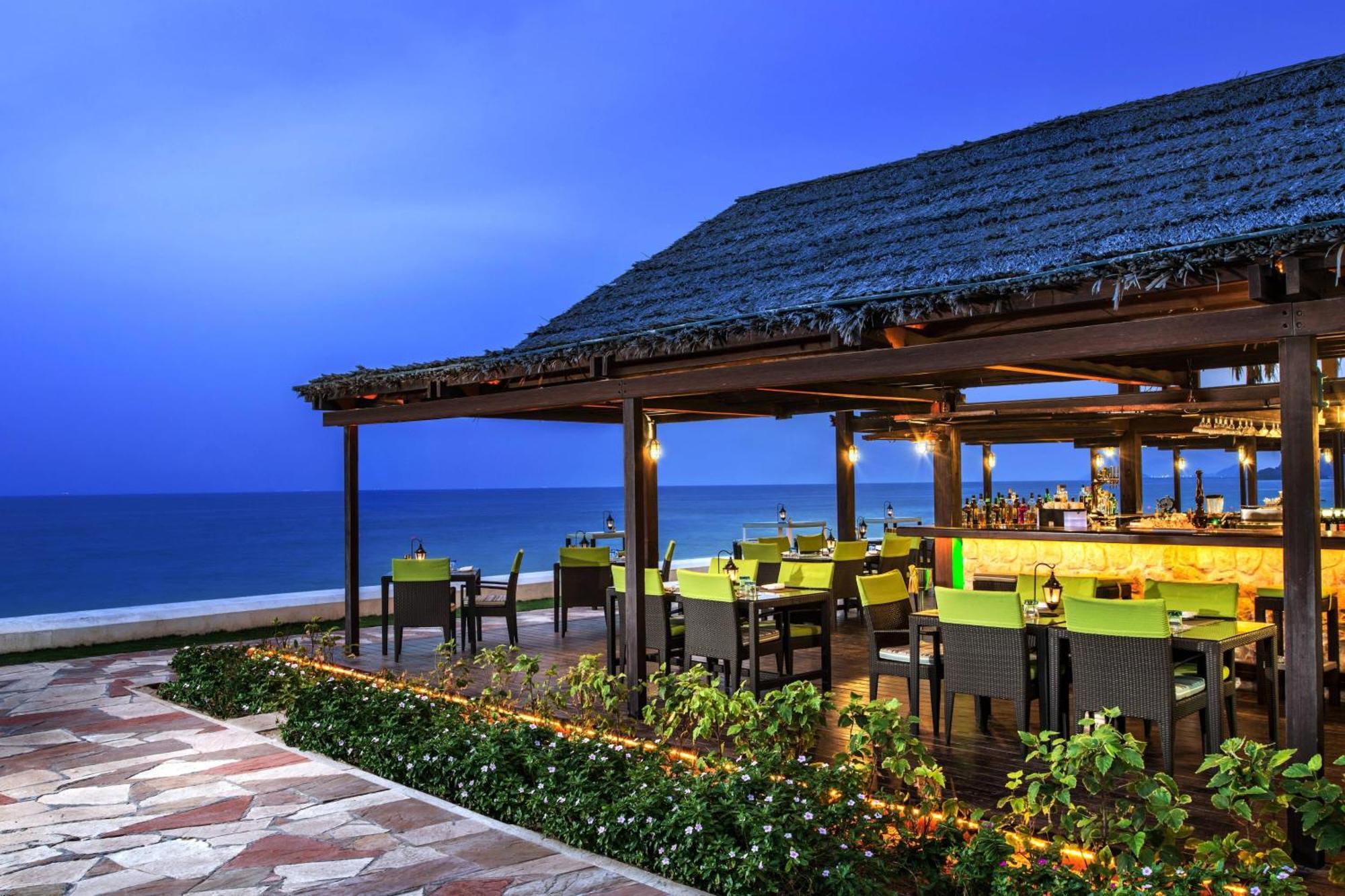 Le Meridien Al Aqah Beach Resort Eksteriør billede The Beach Bar