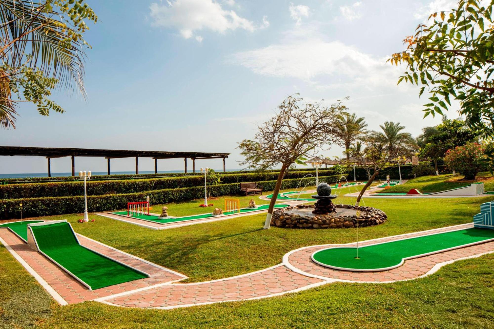 Le Meridien Al Aqah Beach Resort Eksteriør billede Miniature golf course in Acapulco, Mexico