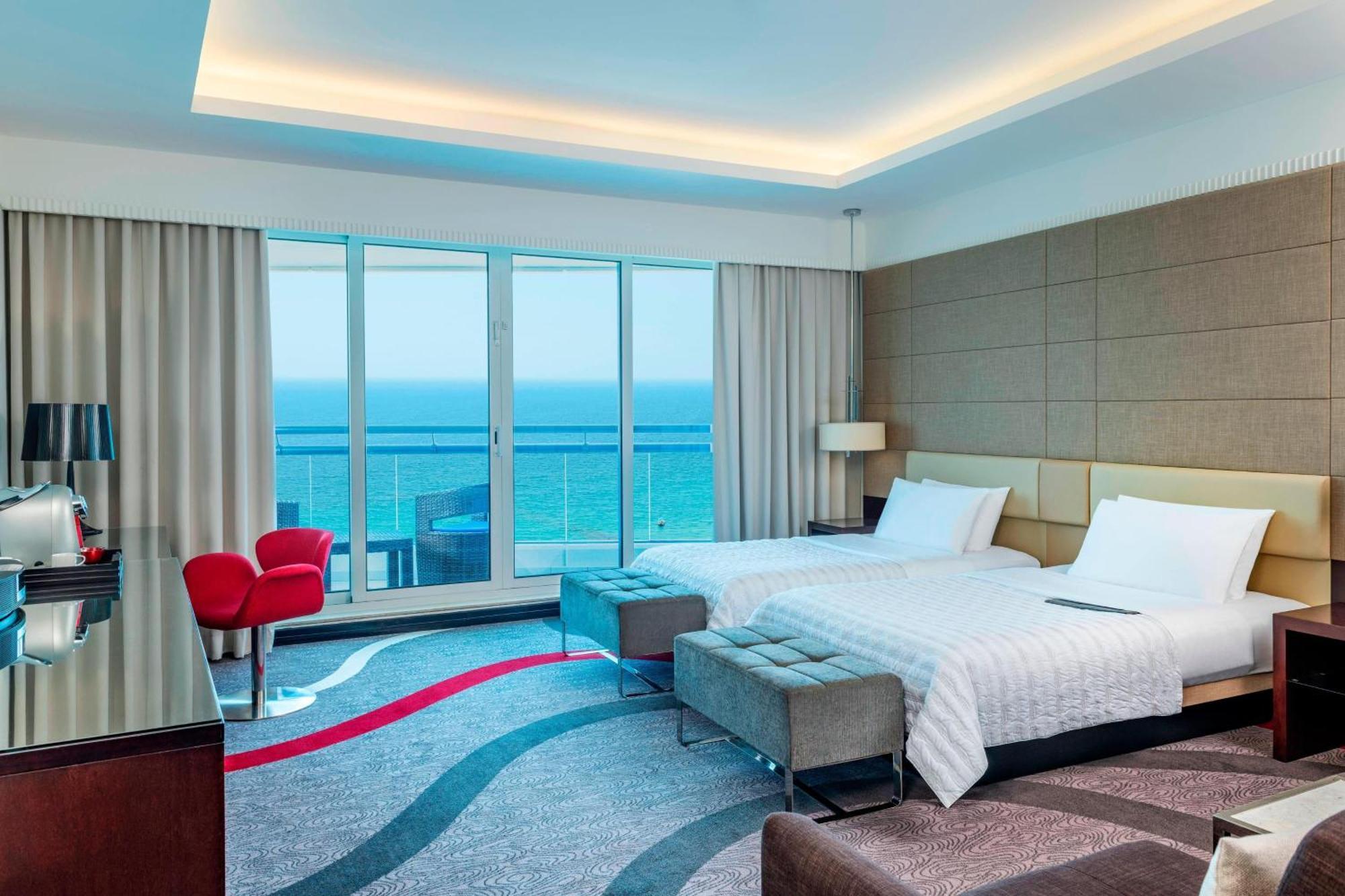 Le Meridien Al Aqah Beach Resort Eksteriør billede Deluxe room