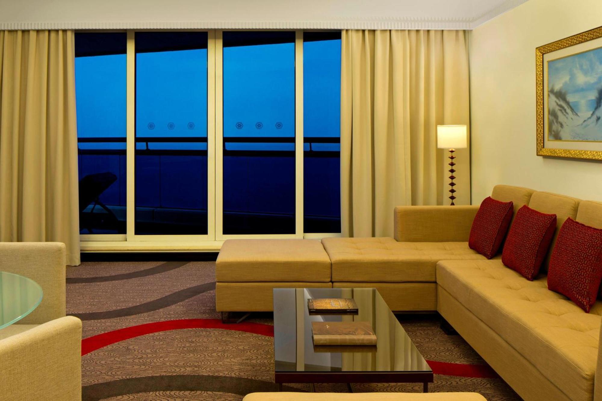Le Meridien Al Aqah Beach Resort Eksteriør billede A living room in a suite at the Jumeirah Beach Hotel