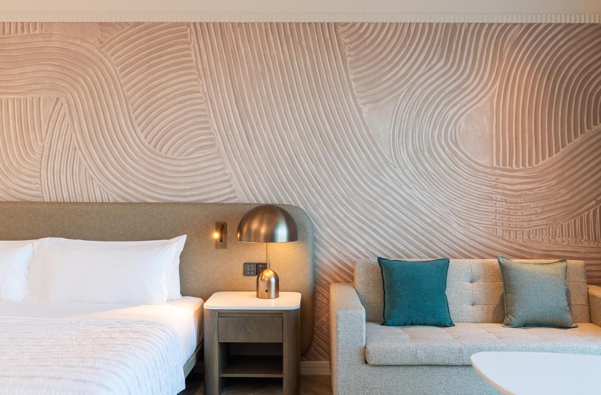 Le Meridien Al Aqah Beach Resort Eksteriør billede A room at the hotel
